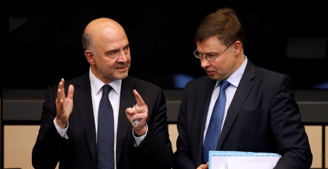 El comisario europeo de Asuntos Económicos, Pierre Moscovici, y el viceopresidente de la Comisión, Valdis Dombrovskis, en la reunión del Ejecutivo comunitario en estrasburgo. REUTERS/Vincent Kessler