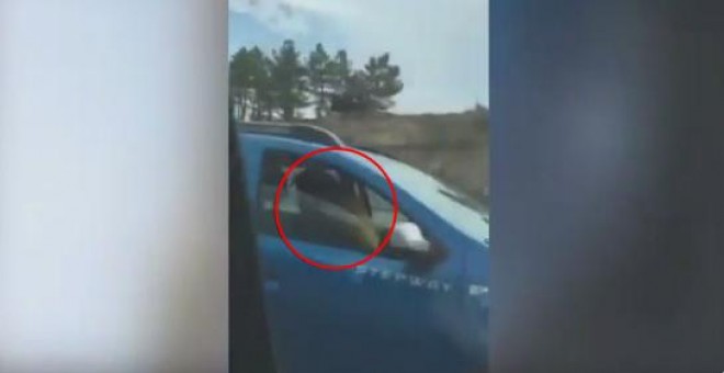 Captura del vídeo que ha difundido la Guardia Civil en donde se puede ver cómo una pareja mantiene relaciones sexuales al volante. / TWITTER GUARDIA CIVIL