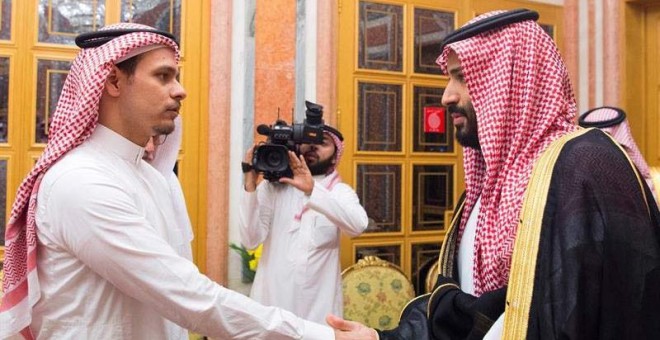 El hijo de Khashoggi saluda al príncipe heredero saudí. (EFE)