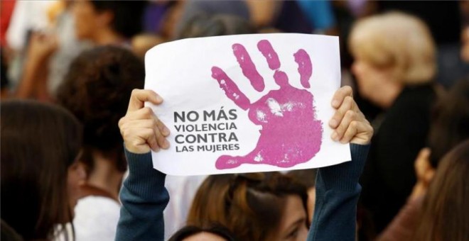 Una mujer protesta contra la violencia machista.- EFE