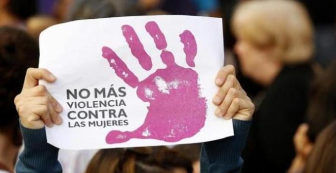 Una mujer protesta contra la violencia machista.- EFE