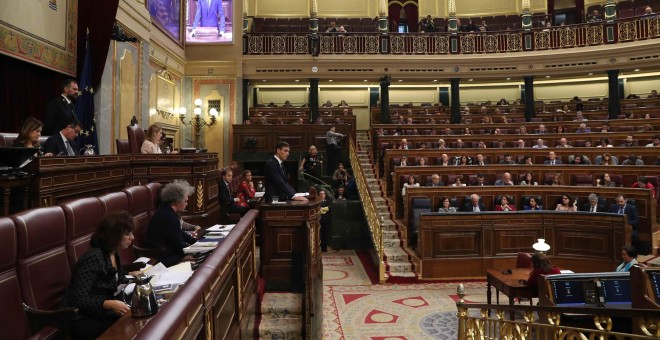 El presidente del Gobierno, Pedro Sánchez, en la tribuna del Hemiciclo, en el debate sobre la última cumbre de la UE. REUTERS/Susana Vera