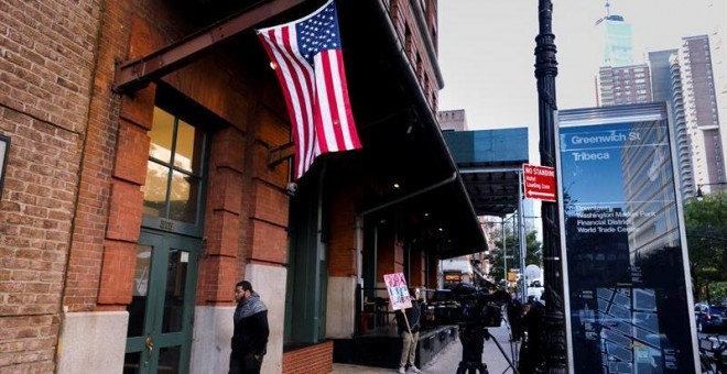 Imagen del exterior del edificio donde se ha interceptado un paquete sospechoso dirigido al actor estadounidense Robert de Niro en Nueva York.