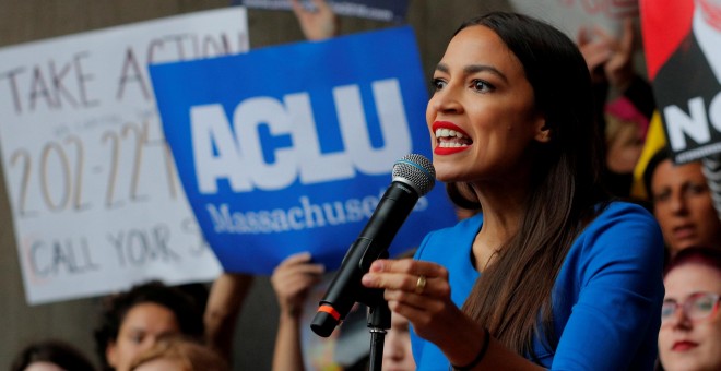 Alexandria Ocasio-Cortez durante un mitin, en una imagen de archivo. / REUTERS - BRIAN SNYDER