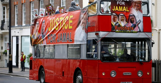 Un autobús de Londres con varios carteles que piden justicia después del asesinato de Khashoggi. | Henry Nicholls / Reuters