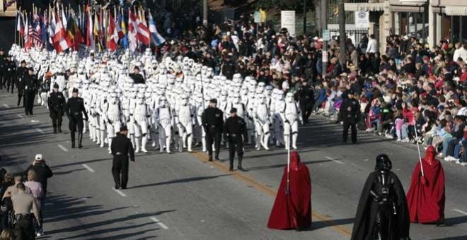 Cientos de personas vestidas de personajes de la popular saga de la Guerra de las Galaxias, durante el Desfile de las Rosas./REUTERS