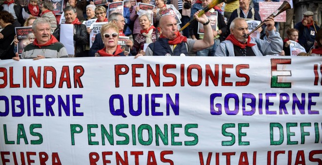 Concentración de jubilados ante el Ayuntamiento de Bilbao en defensa de unas pensiones 'dignas' de al menos 1.080 euros al mes y del blindaje del sistema público EFE/MIGUEL TOÑA