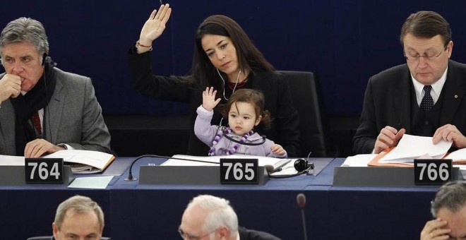 Entre sus peticiones por una mejor conciliación, la eurodiputada Licia Ronzulli llevó a su hija a las sesiones del Parlamento Europeo. - EFE