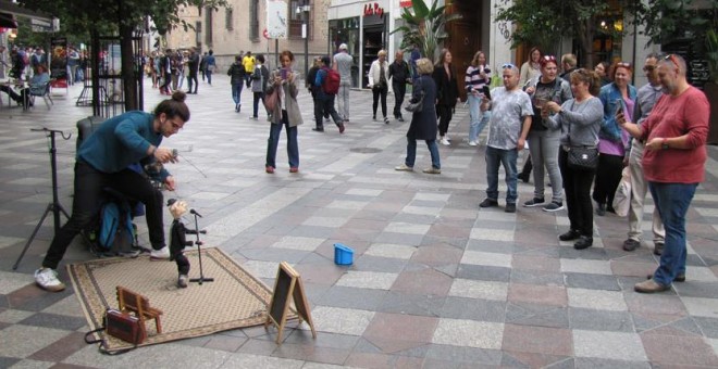 Mario González, con sus marionetas, en una calle del centro de Madrid. M.T.