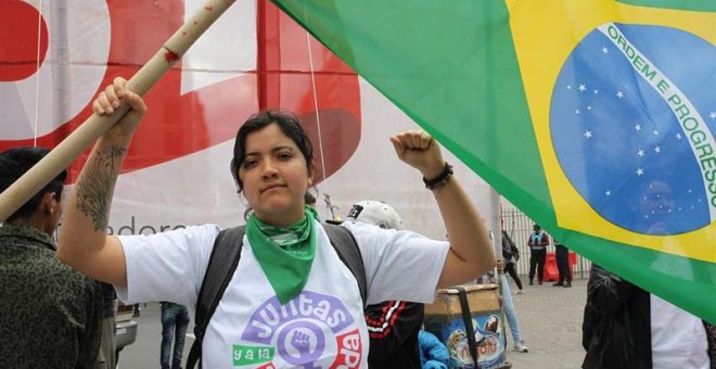 Yasmin Fernanda de Lima Holanda, brasileña, militante de Juntas y a la Izquierda y estudiante de medicina en la Universidad de Buenos Aires (UBA), participa en una manifestación convocada por la organización política Movimiento Socialista de los Trabajado
