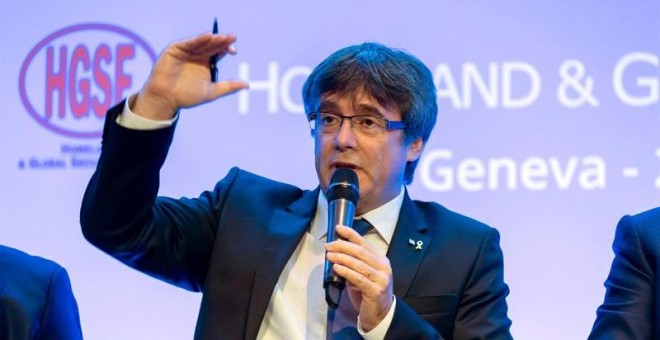 El expresidente de la Generalitat de Cataluña Carles Puigdemont interviene durante su participación en el Foro Crans Motana, que se celebra hasta mañana en Ginebra, Suiza, hoy, 25 de octubre de 2018. EFE/ Martial Trezzini