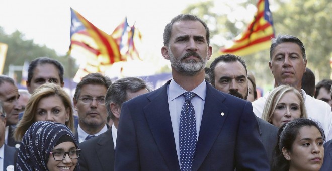 El Rey, en la cabecera de la manifestación contra los atentados yihadistas en Cataluña en 2017. ANDREU DALMAU EFE