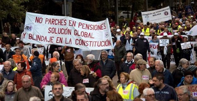 Asistentes a la manifestación manifestación convocada hoy por centenar de colectivos y plataformas sociales bajo el lema ‘Si nos movemos, lo cambiamos todo’ que ha finalizado en la Puerta del Sol. EFE/Luca Piergiovanni