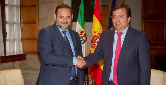 El presidente de la Junta de Extremadura, Guillermo Fernández Vara, se reúne con el ministro de Fomento, José Luis Ábalos. JERO MORALES/EFE