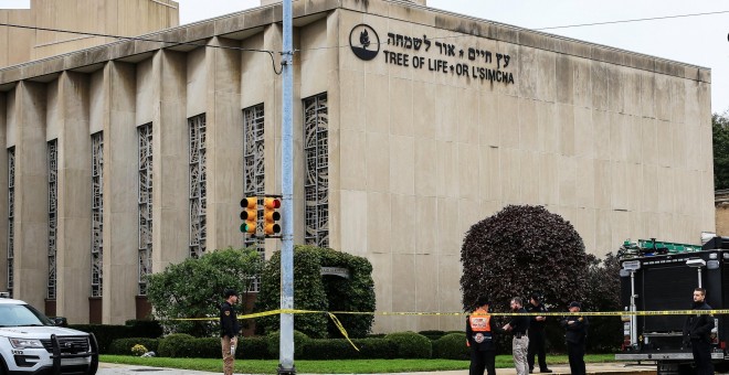 Imágenes del cordón policial en la sinagoga de Pittsburgh tras un ataque con armas que ha terminado con la muerte de once personas. JOHN ALTDORFER/REUTERS
