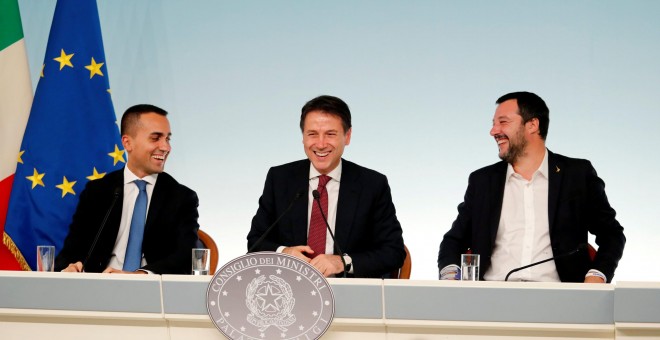 El primer ministro italiano, Giuseppe Conte, flanqueado por los vicepresidentes y líderes de los partidos que forman el Gobierno trasalpino, el del Movimiento 5 Estrellas y ministro de Trabajo e Industria, Luigi Di Maio, y el de Liga Norte y ministro de I