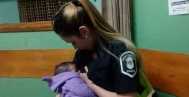 Una agente argentina de Policía da de mamar a un bebé en pleno operativo. FACEBOOK MATÍAS BRAVO