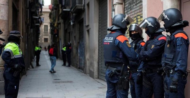 Los Mossos d'Esquadra han puesto en marcha una operación contra el narcotráfico en Barcelona que incluye unos cuarenta registros de 'narcopisos'. /EFE