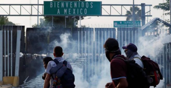 La caravana de migrantes rompe la valla que separa Guatemala de México. Reuters