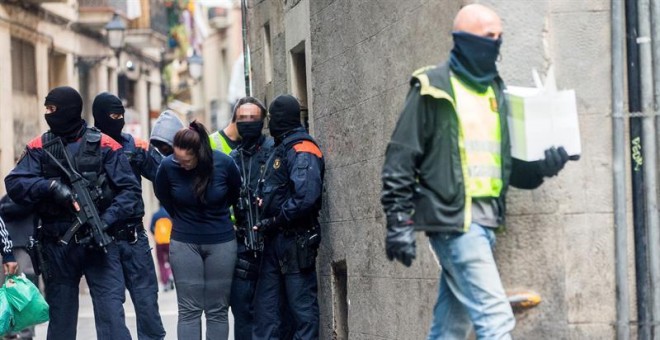 Los Mossos d'Esquadra custodian a varios de los detenidos en la operación contra el narcotráfico en Barcelona. /EFE