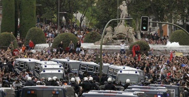 Dispositivo policial preparado para una de las convocatorias 'Rodea el Congreso'. | EFE