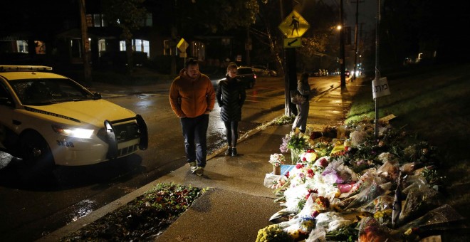 Ofrenda de flores en recuerdo a las personas asesinadas por el asesinato que llevó a cabo un neonazi en una sinagoga de Pensilvania. | Cathal McNaughton / Reuters