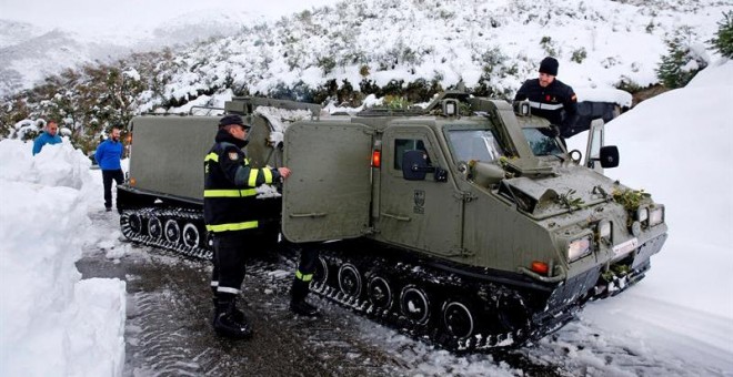 Los 120 efectivos de la Unidad Militar de Emergencias trasladados a Asturias para ayudar a paliar los efectos del temporal de nieve. /EFE