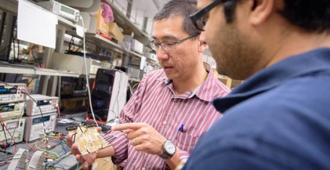 En su laboratorio en la Universidad de California en San Diego, EEUU, el ingeniero Vincent Leung trabaja en la próxima generación de implantes cerebrales inalámbricos. Qualcomm Circuits Lab
