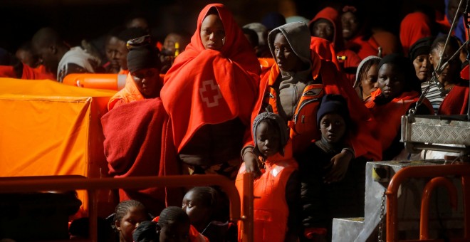 Un grupo de migrantes rescatados de pateras por Salvamento Marítimo, a bordo del barco de rescate en el puerto de Málaga.- REUTERS/JON NAZCA