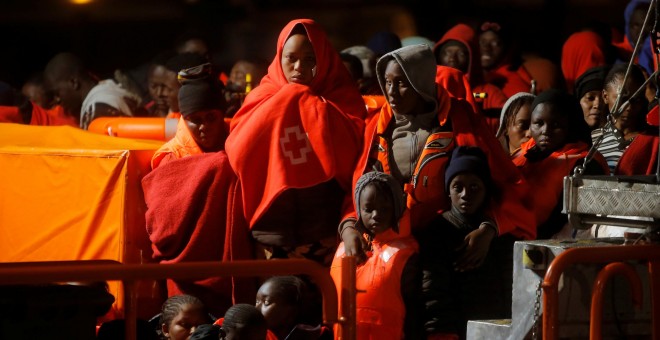 Un grupo de migrantes rescatados de pateras por Salvamento Marítimo, a bordo del barco de rescate en el puerto de Málaga.- REUTERS/JON NAZCA