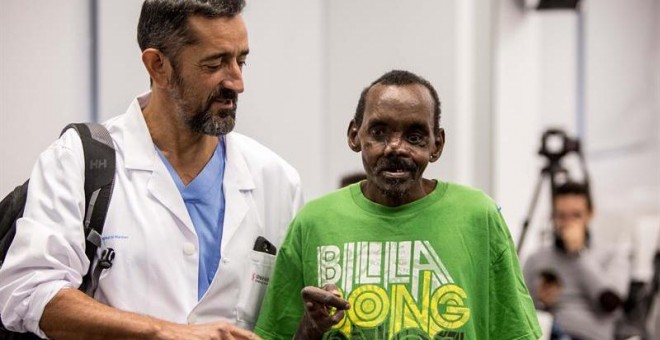 El cirujano Pedro Cavadas (i) y su equipo presentan el resultado de la reconstrucción parcial del rostro y la mano izquierda de un paciente keniano. /EFE