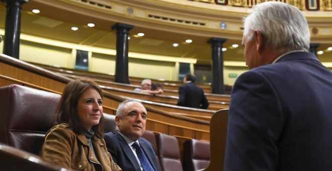 30/10/2018.- La portavoz del PSOE en el Congreso, Adriana Lastra y el diputado de su formación Rafael Simancas, durante el pleno del Congreso de los Diputados, esta tarde en Madrid. EFE/ Fernando Villar