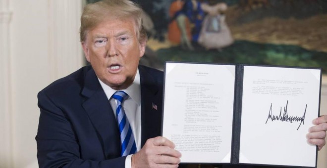 Trump muestra el decreto con el que abandona el acuerdo nuclear.- REUTERS