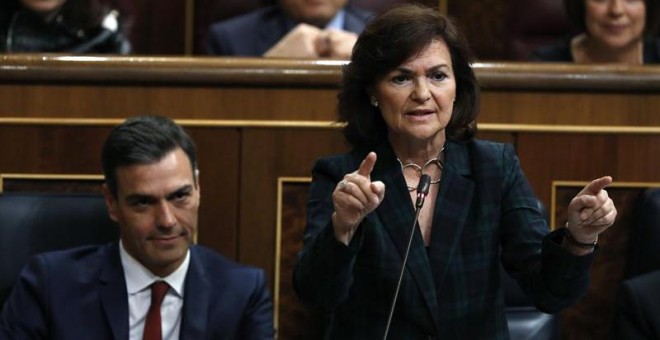 El presidente del Gobierno, Pedro Sánchez, junto a la vicepresidenta del Gobierno, Carmen Calvo , junto durante la sesión de control al Gobierno celebrada hoy en el Congreso de los Diputados. EFE/Javier Lizón