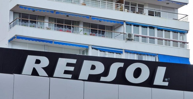 Detalle del logotipo de Repsol en una gasolinera en Málaga. EFE/ Mauritz Antin