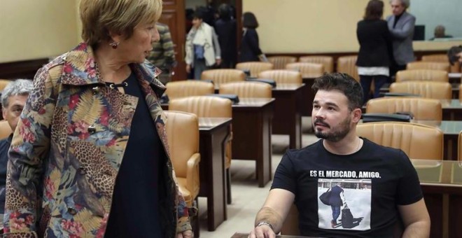 Gabriel Rufián con la camiseta con Rato entrando en prisión, durante la Comisión de Investigación sobre la presunta caja B del PP, en donde Celia Villalobos se ha dirigido a él espetándole que era 'impresentable' | Chema Moya / EFE