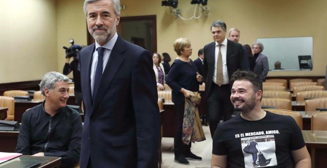 La entrada de Acebes en la Comisión de Investigación con un sonriente Rufián luciendo la camiseta de Rato entrando en prisión | Chema Moya / EFE