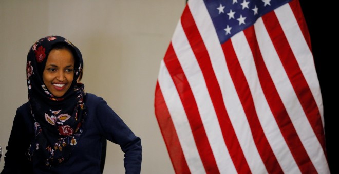la candidata demócrata al Congreso Ilhan Omar, tras participar en una mesa redonda sobre el uso de armas de fuego en EEUU en Minneapolis (Minnesota). REUTERS/Brian Snyder