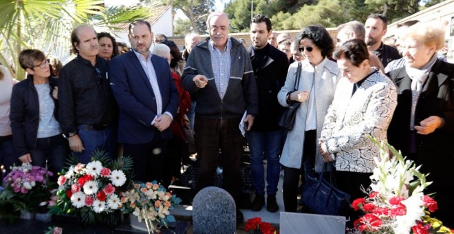 El ministro de Fomento y secretario de Organización del PSOE, Jose Luis Ábalos (3º i) durante la vista que ha realizado a las fosas comunes de la guerra civil en el cementerio de Paterna (Valencia). EFE/ Juan Carlos Cárdenas