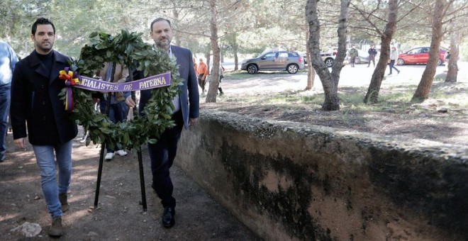 El ministro de Fomento, Jose Luis Ábalos (d) junto al alcale de Paterna, Juan Antonio Sagredo, durante la vista que ha realizado al 'paredón de España', lugar en el que fueron fusilados miles de represaliados, junto al cementerio de Paterna. (Valencia). E