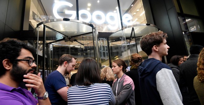 Trabajadores de Google se concentran frente a la entrada de la sede de la compañía tecnológica en Londres, en una movilización global contra el acoso sexual. REUTERS/Toby Melville