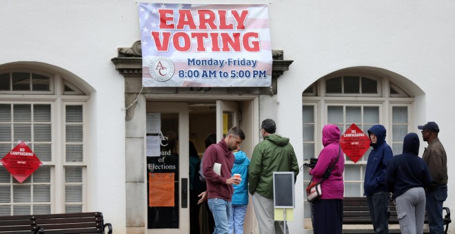 Varias personas hacen cola en un colegio electoral en la localidad de Athens (Georgia) para el voto temprado para las legislativas en EEUU. REUTERS/Lawrence Bryant