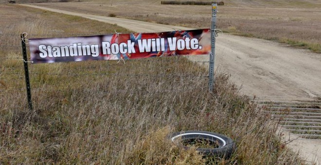 Una pancarta que alienta a los miembros tribales a votar en las elecciones de 2018 en la Reserva Standing Rock, en l Estado de Dakota del Norte. REUTERS / Dan Koeck