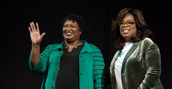 La candidata demócrata para gobernadora del Estado de Georgia Stacey Abrams (izq.) participa en un acto electoral con la periodista, productora y actriz Oprah Winfrey (der.). REUTERS/Chris Aluka Berry