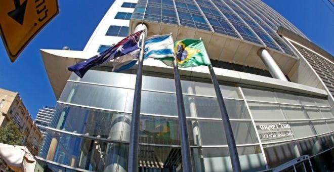 Las banderas de Israel y Brasil ondean la embajada brasileña en Tel Aviv - AFP/ Jack Guez