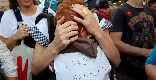 Una mujer lleva a su bebé en una protesta contra el cambio climático en París - REUTERS/Philippe Wojazer