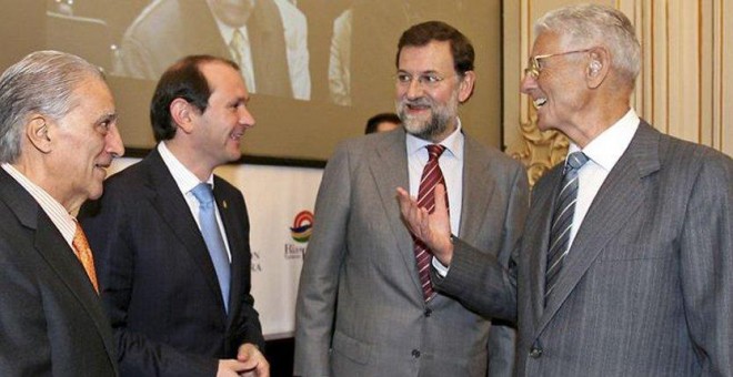 El expresidente del Gobierno Mariano Rajoy y su padre (a la derecha) en un acto de 2006. EFE