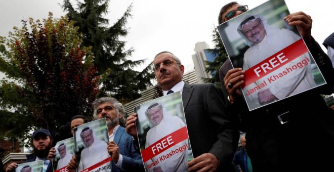 Carteles con la imagen del periodista Jamal Khashoggi. REUTERS