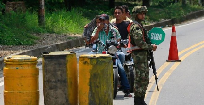 Un soldado monta guardia en la ciudad de Tibu, en la región colombiana de Catatumbo. - AFP