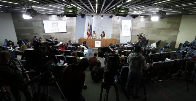 La vicepresidenta del Gobierno, Carmen Calvo (i), y la ministra de Justicia, Dolores Delgado, durante la rueda de prensa posterior a la reunión del Consejo de Ministros. EFE/Javier Lizón